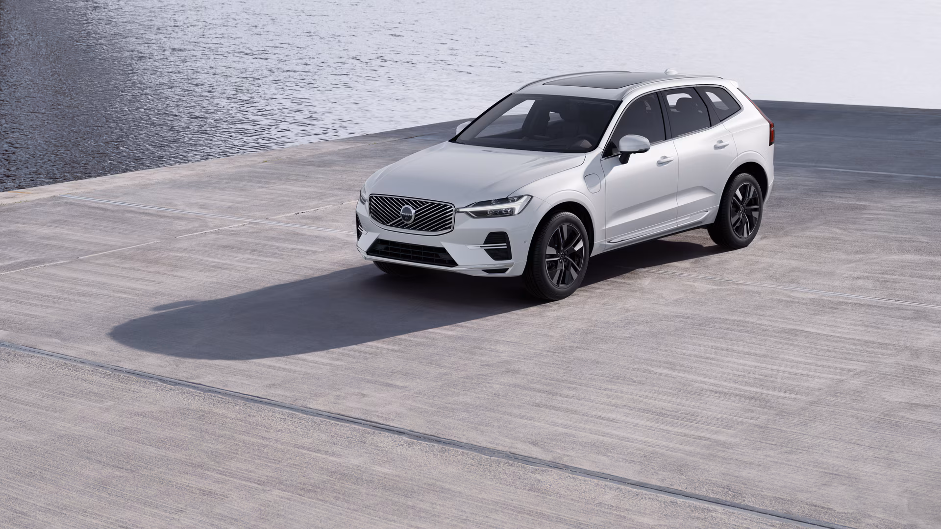 Xe VOLVO XC60 PLUG-IN HYBRID ULTRA màu Crystal White 