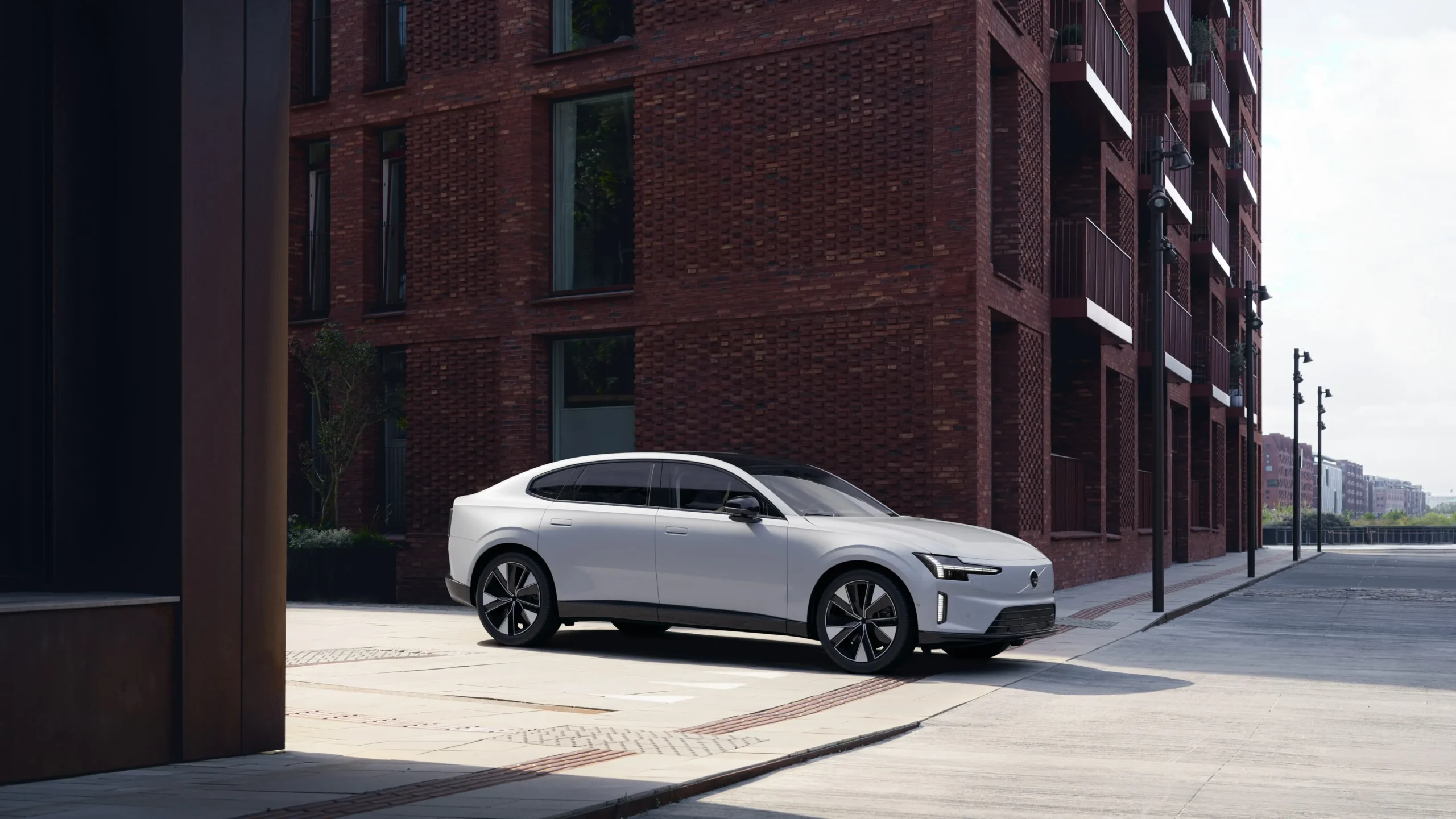 Xe Volvo ES90 màu Crystal White 